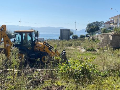 Una máquina trabajando en la parcela de la promoción Silgar Playa de AEDAS Homes en Sanxenxo