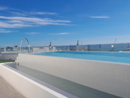 Piscina en la azotea de la promoción Naya de AEDAS Homes en Alicante