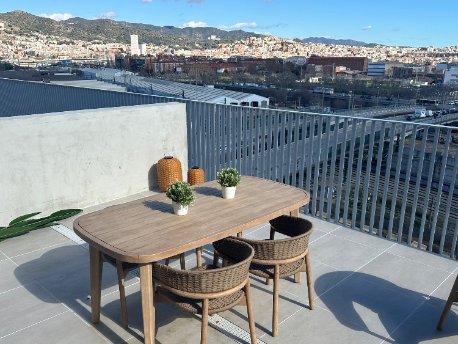 Terraza de la vivienda piloto de la promoción Leblich de AEDAS Homes en Barcelona
