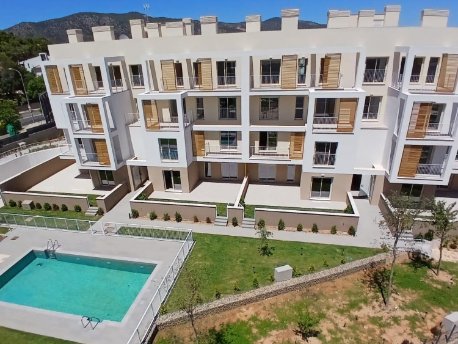 Panorámica de la promoción Nesea II de Neinor Homes, comercializada por AEDAS Homes, junto a las playas de Palmanova en Mallorca