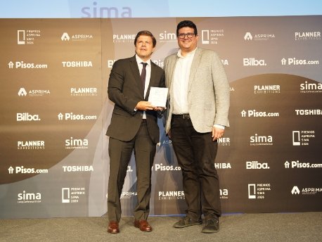 Alberto Delgado, Director General Ejecutivo de AEDAS Homes, recogiendo el galardón en los Premios ASPRIMA-SIMA 2026