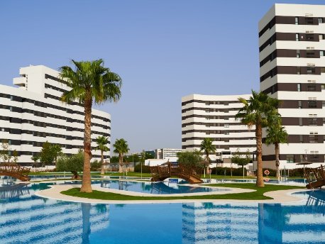Panorámica del residencial Jardines Hacienda Rosario de AEDAS Homes en Sevilla, con el Edificio Los Poetas.