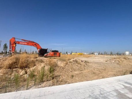 Una máquina en la parcela de la promoción Kyrenia de Neinor Homes, comercializada bajo la marca AEDAS Homes, en Madrid
