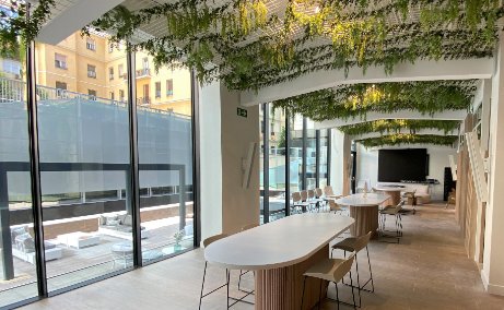 Zona de eventos interior junto a la terraza de la flagship de AEDAS Homes en el barrio de Salamanca de Madrid