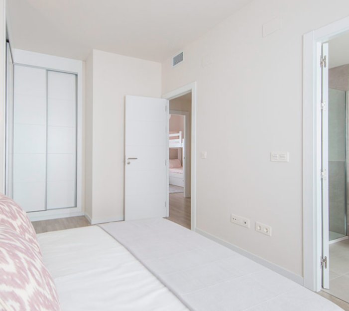 Dormitorio suite de la promoción de obra nueva Jardines Hacienda del Rosario en Sevilla