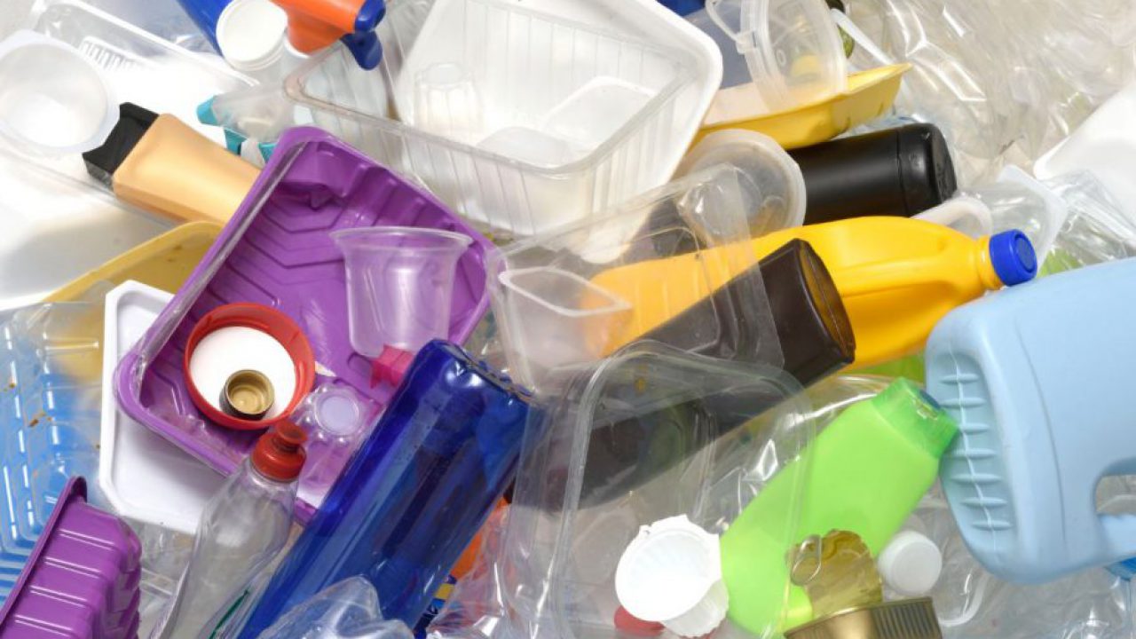 ▷ 5 para reciclar plástico en casa | AEDAS Homes