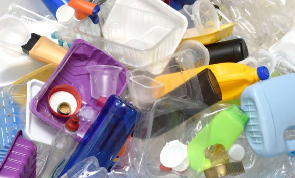 Reciclar plástico en casa es muy sencillo con estas ideas