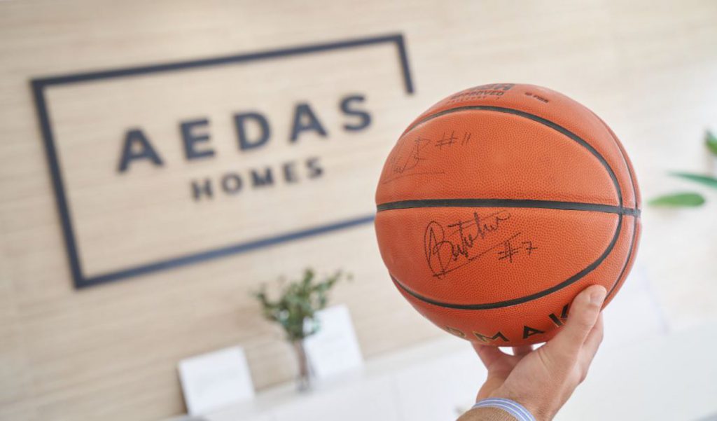 Un balón firmado por los jugadores del Fundación CB Granada en la oficina de AEDAS Homes-2