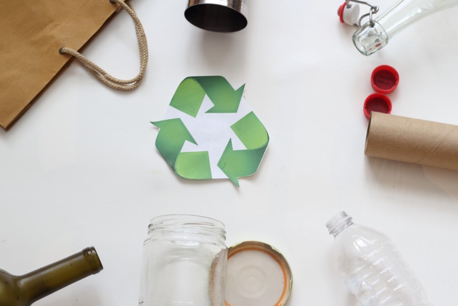 PORTA CEPILLOS DE DIENTES con Sobras De Botellas