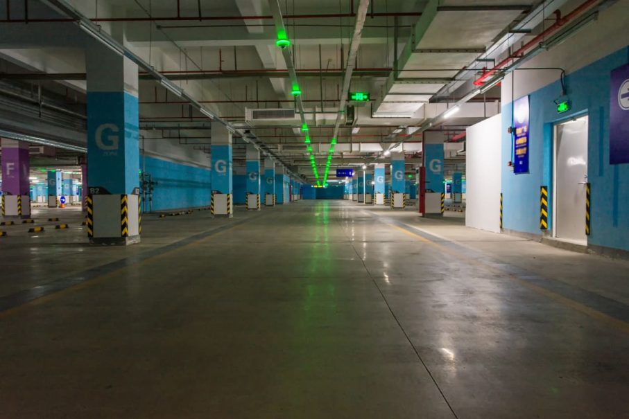 Imagen de un parking subterráneo de obra nueva.