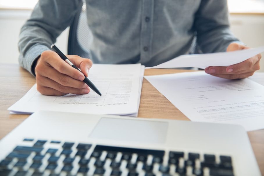 Una persona gestionando sus documentos para comprar una casa con AEDAS.