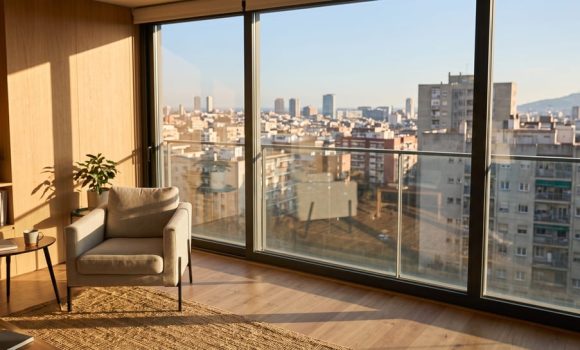 Salón de un piso con orientación al este.