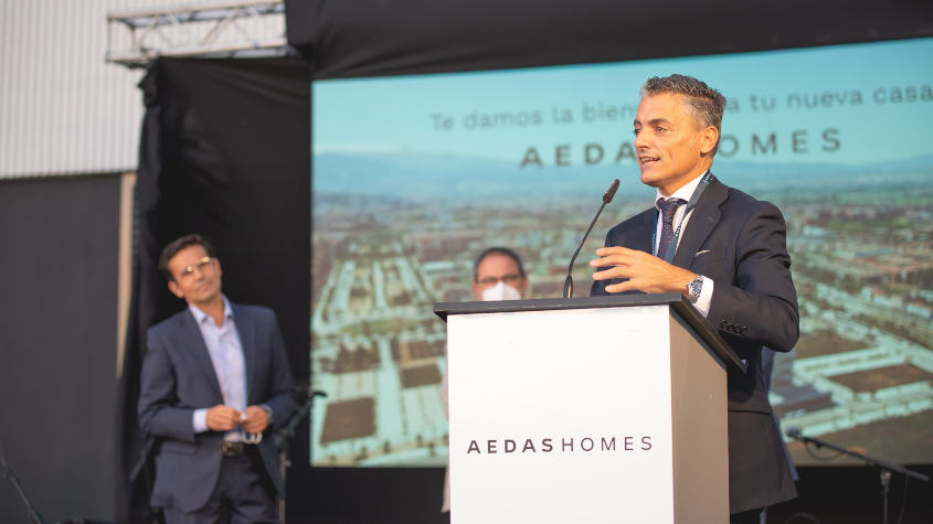 Diego Chacón, Director Territorial de AEDAS Homes en Andalucía, dirigiéndose a los clientes de la promoción Tarsia.