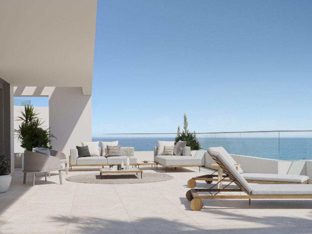 Terraza con vistas al mar de las viviendas de la promoción Azure de AEDAS Homes en Zenity, el nuevo ámbito de la Gaspara en Estepona.-min (1)