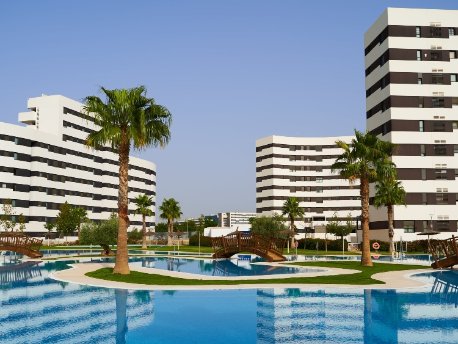 La piscina infinita al aire libre del gran proyecto residencial Jardines Hacienda Rosario de AEDAS Homes en Sevilla que incluye la nueva promoción Los Poetas