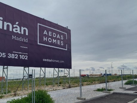 Parcela sobre la que ya construye AEDAS Homes la primera promoción de viviendas en obras en el nuevo barrio de Los Berrocales en el sureste de Madrid