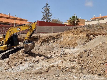 Trabajos iniciales en la parcela de la promoción Carena de AEDAS Homes en la localidad de El Médano, en la isla de Tenerife