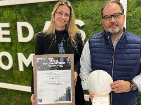 Patricia Rodríguez, Responsable Residencial Technal, y Diego Demaría, Director de Sostenibilidad AEDAS Homes Patricia Rodríguez, Responsable Residencial Technal, y Diego Demaría, Director de Sostenibilidad AEDAS Homes