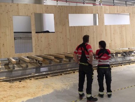 Fachada de madera en la fábrica de 011h para las viviendas de la promoción Ilex de AEDAS Homes en Godella, Valencia Fachada de madera en la fábrica de 011h para las viviendas de la promoción Ilex de AEDAS Homes en Godella, Valencia